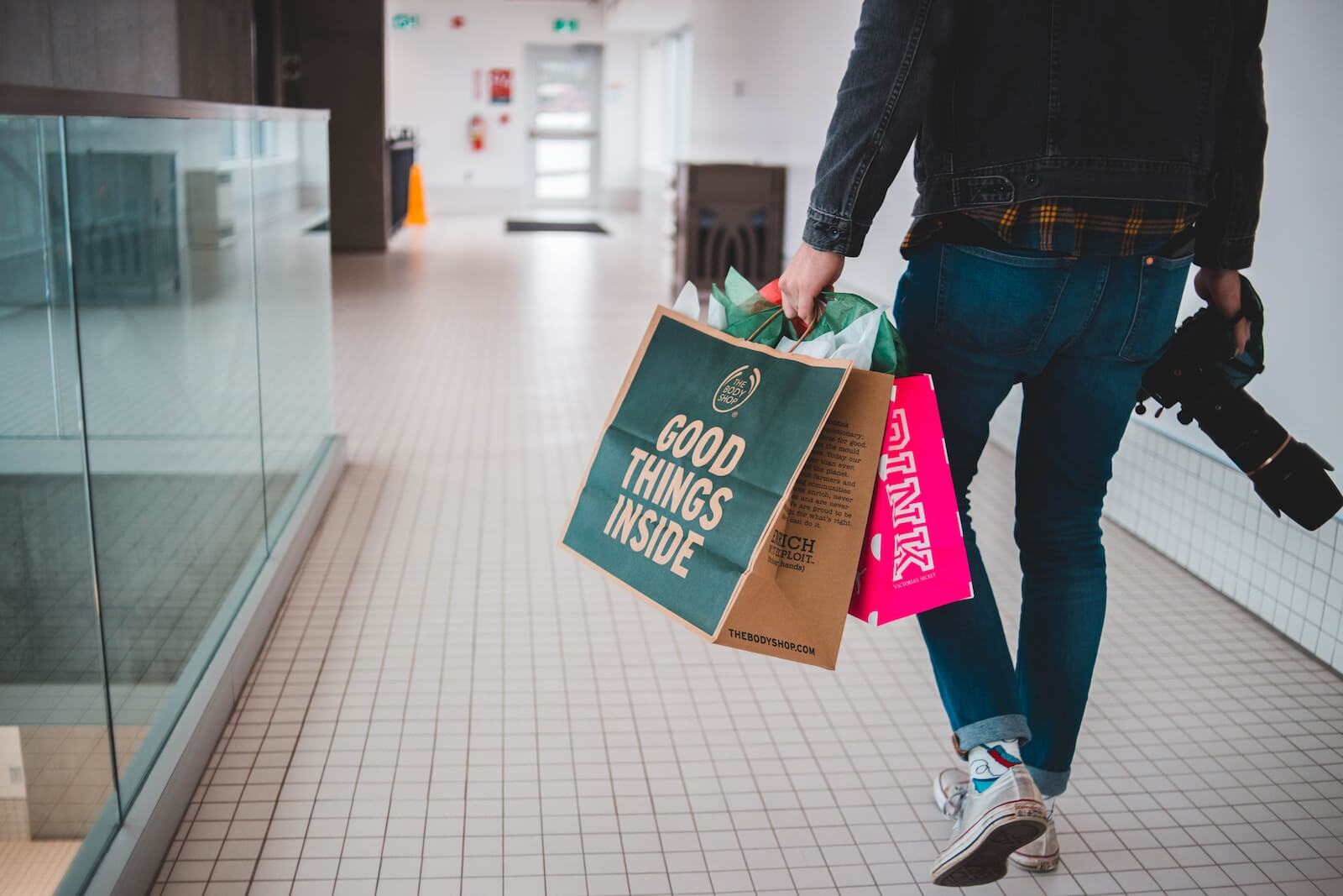 Une personne chargée de sac de courses